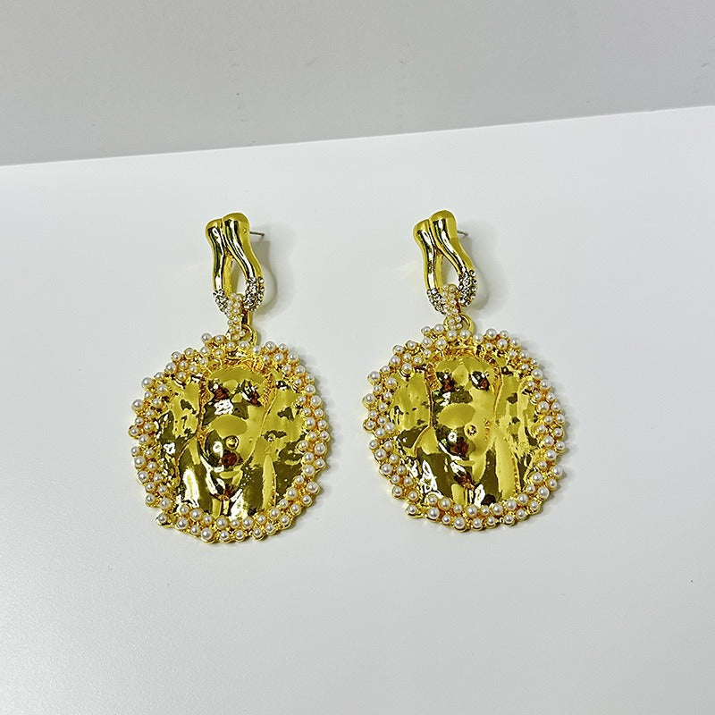 Human shaped earrings, light luxury and fashionable round pearl earrings
