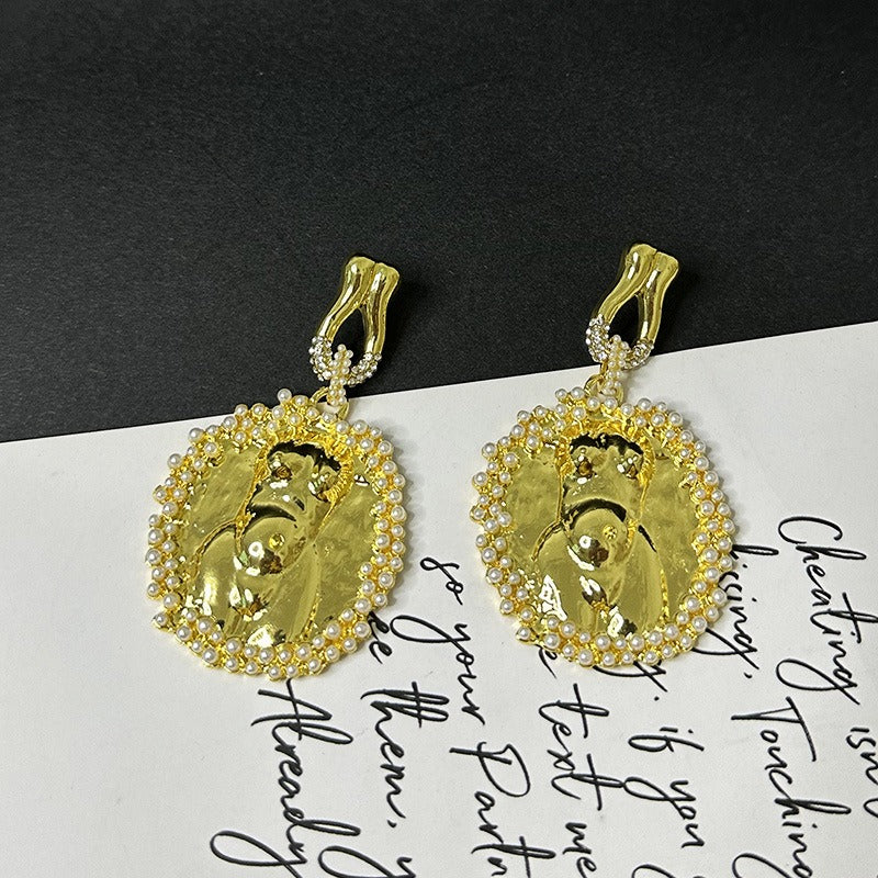 Human shaped earrings, light luxury and fashionable round pearl earrings