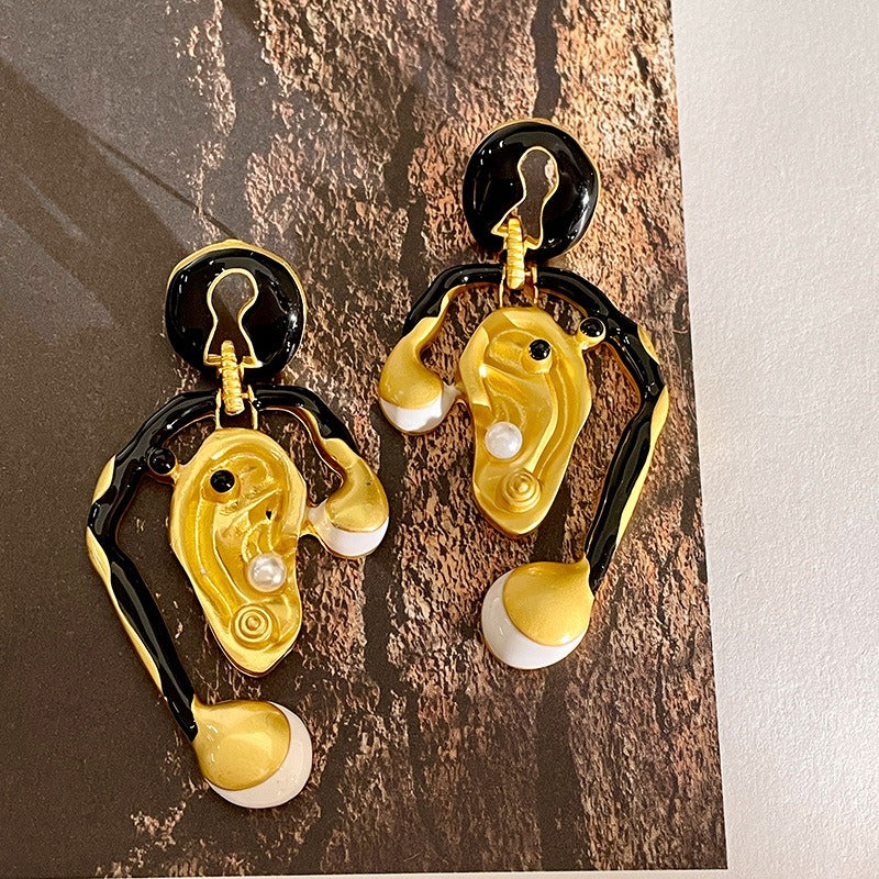 Ear shaped earrings with tassels and pearl earrings