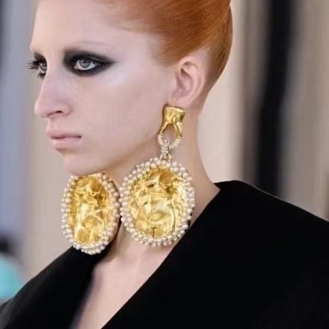Human shaped earrings, light luxury and fashionable round pearl earrings